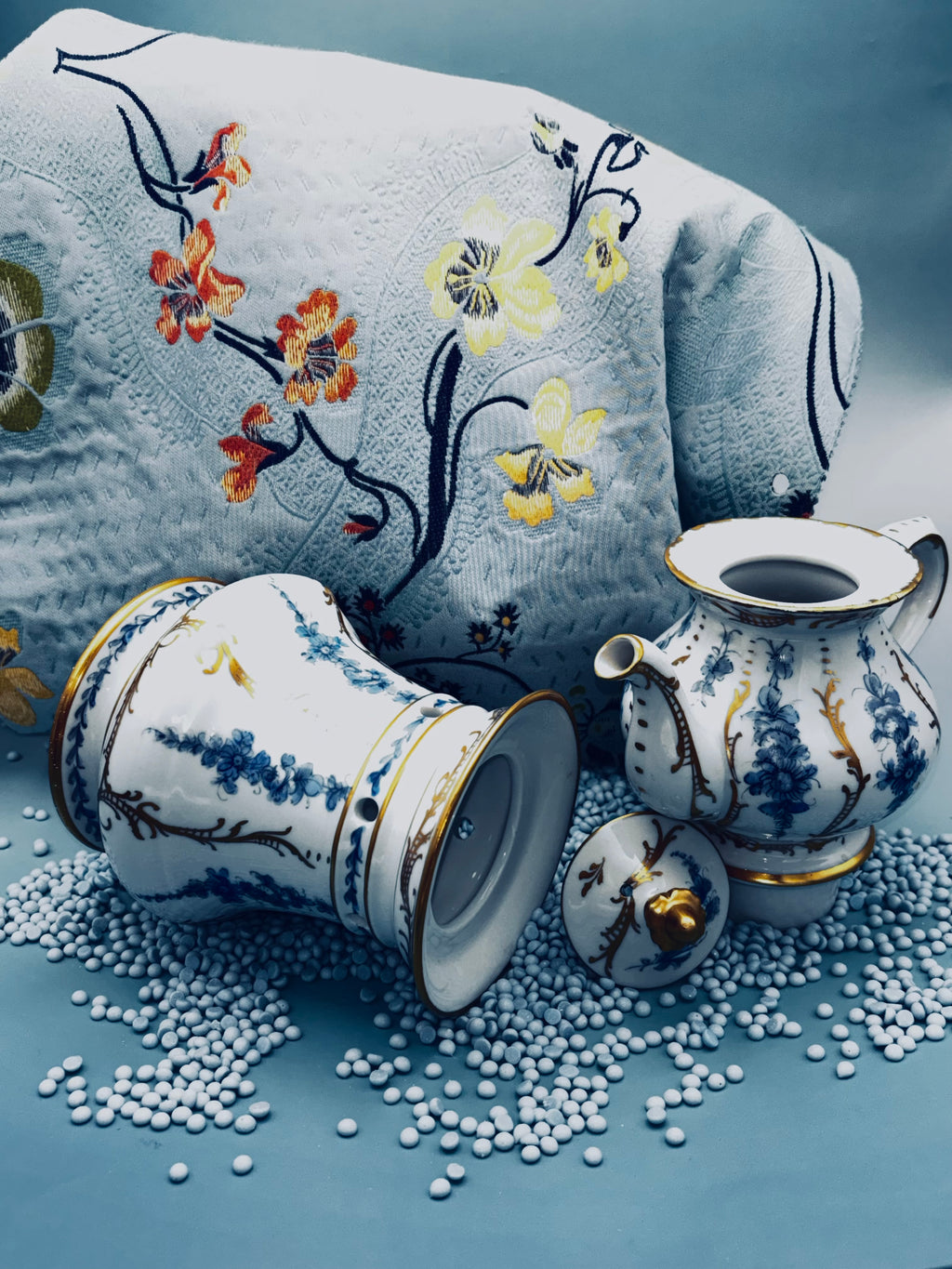 Tisanière sur réchaud (ou chauffe théière)en porcelaine à décore floral bleu et rehauts or