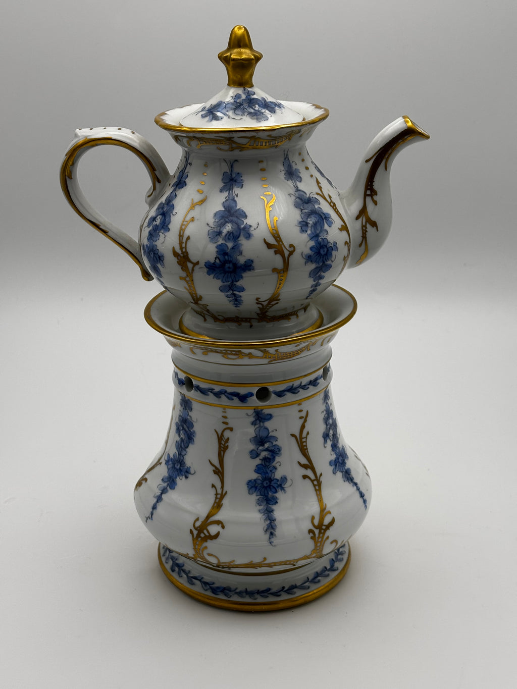 Tisanière sur réchaud (ou chauffe théière)en porcelaine à décore floral bleu et rehauts or