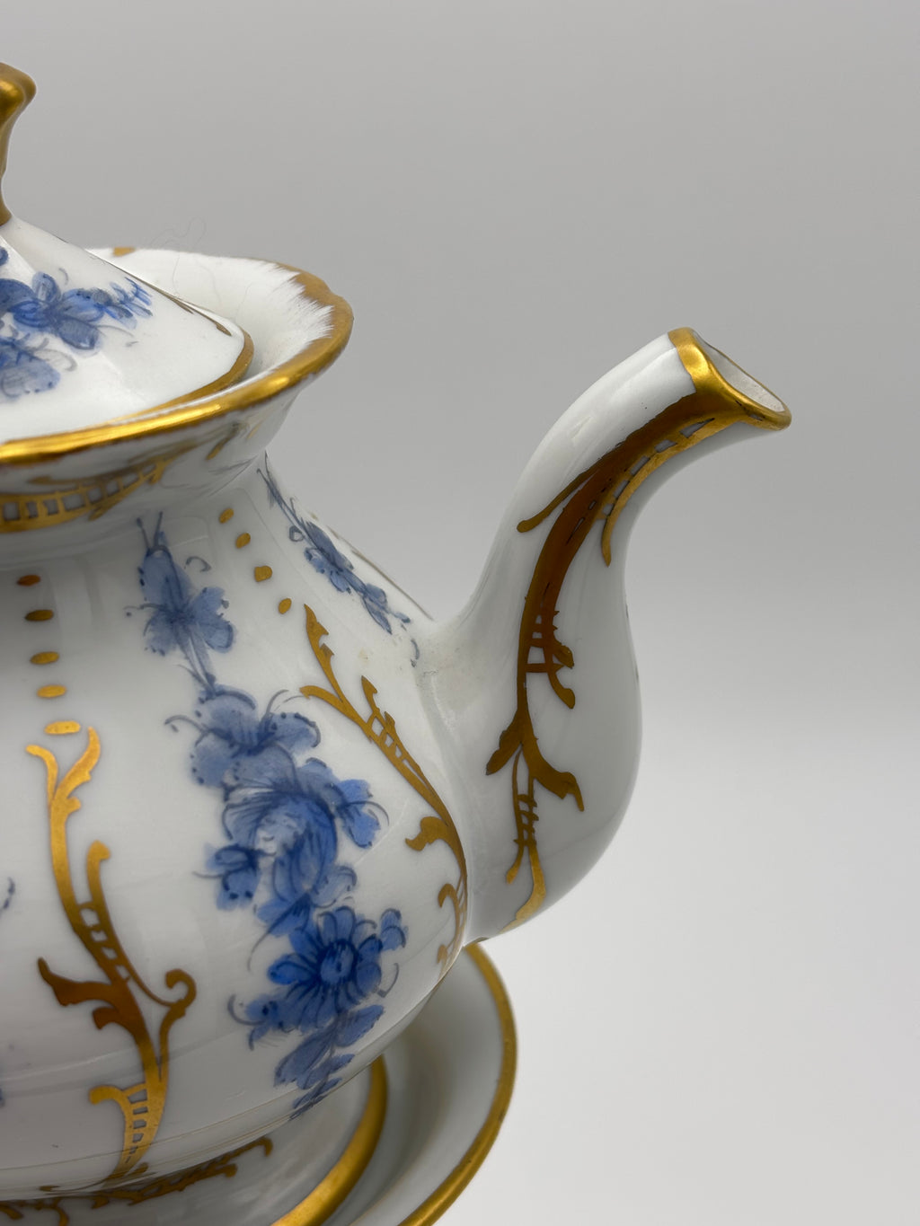 Tisanière sur réchaud (ou chauffe théière)en porcelaine à décore floral bleu et rehauts or