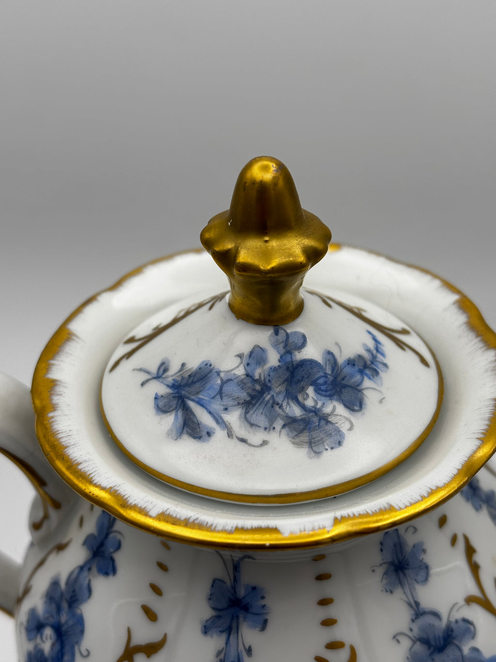 Tisanière sur réchaud (ou chauffe théière)en porcelaine à décore floral bleu et rehauts or