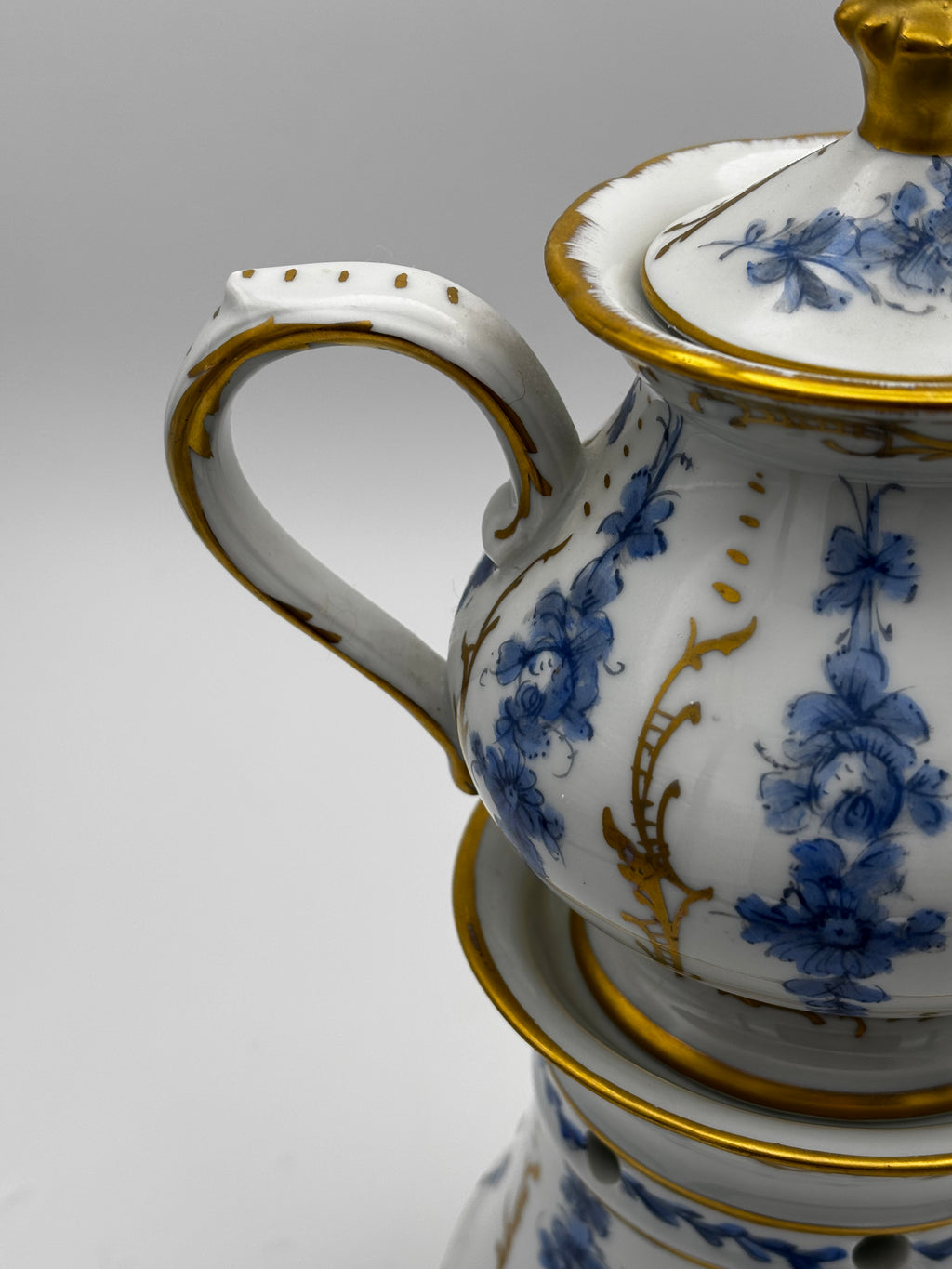 Tisanière sur réchaud (ou chauffe théière)en porcelaine à décore floral bleu et rehauts or