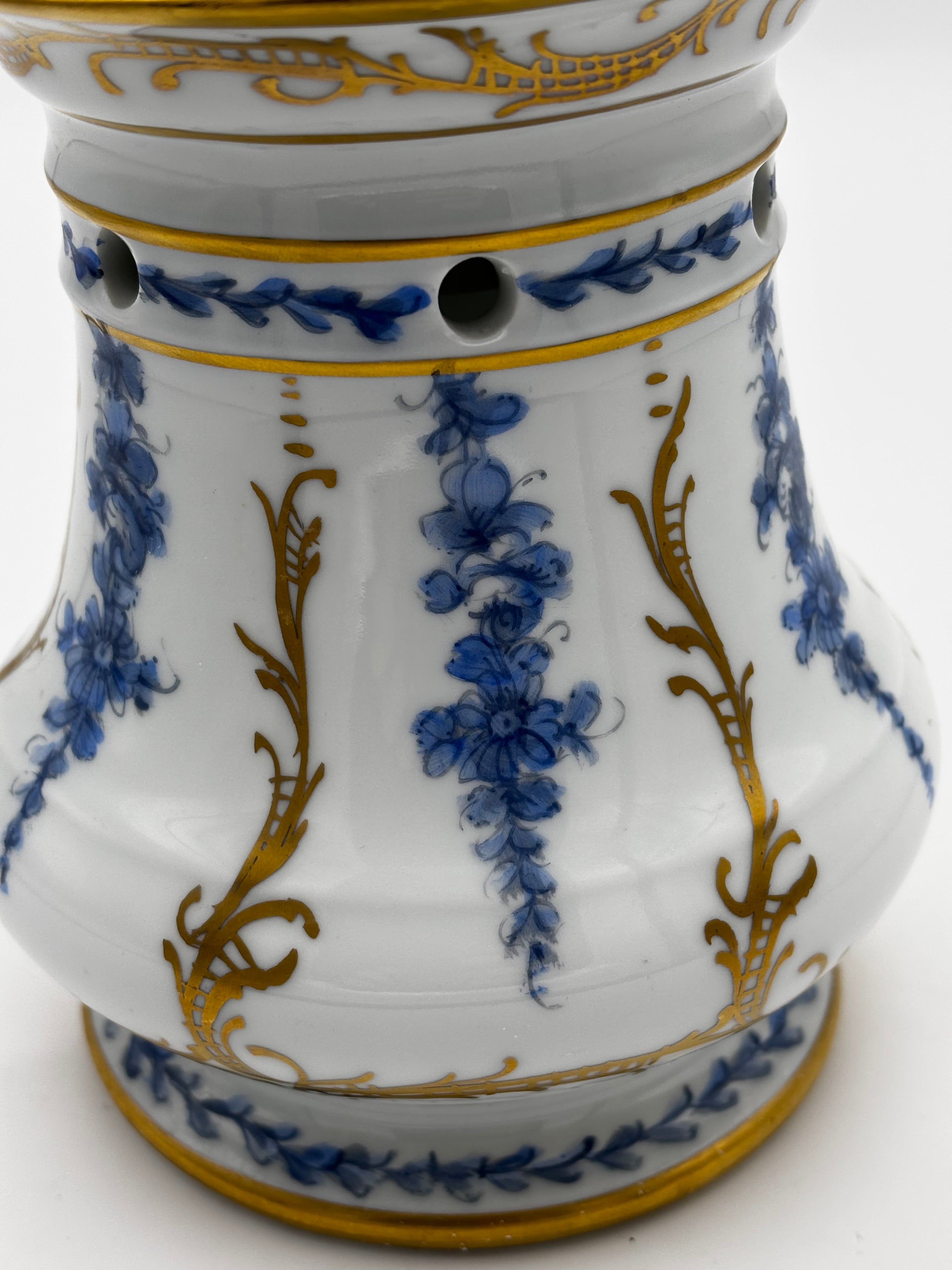 Tisanière sur réchaud (ou chauffe théière)en porcelaine à décore floral bleu et rehauts or