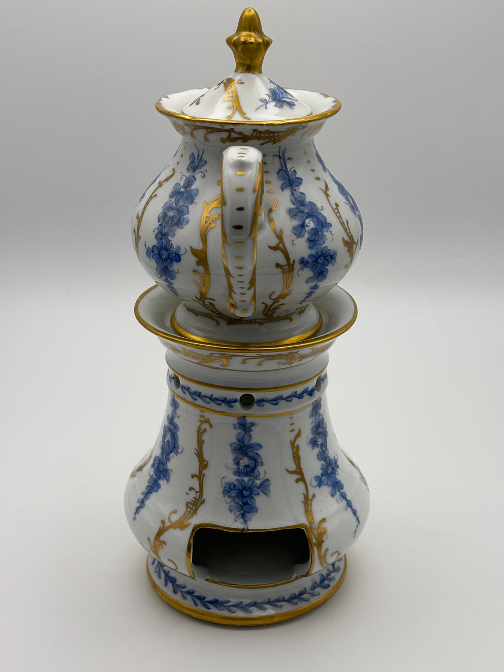 Tisanière sur réchaud (ou chauffe théière)en porcelaine à décore floral bleu et rehauts or