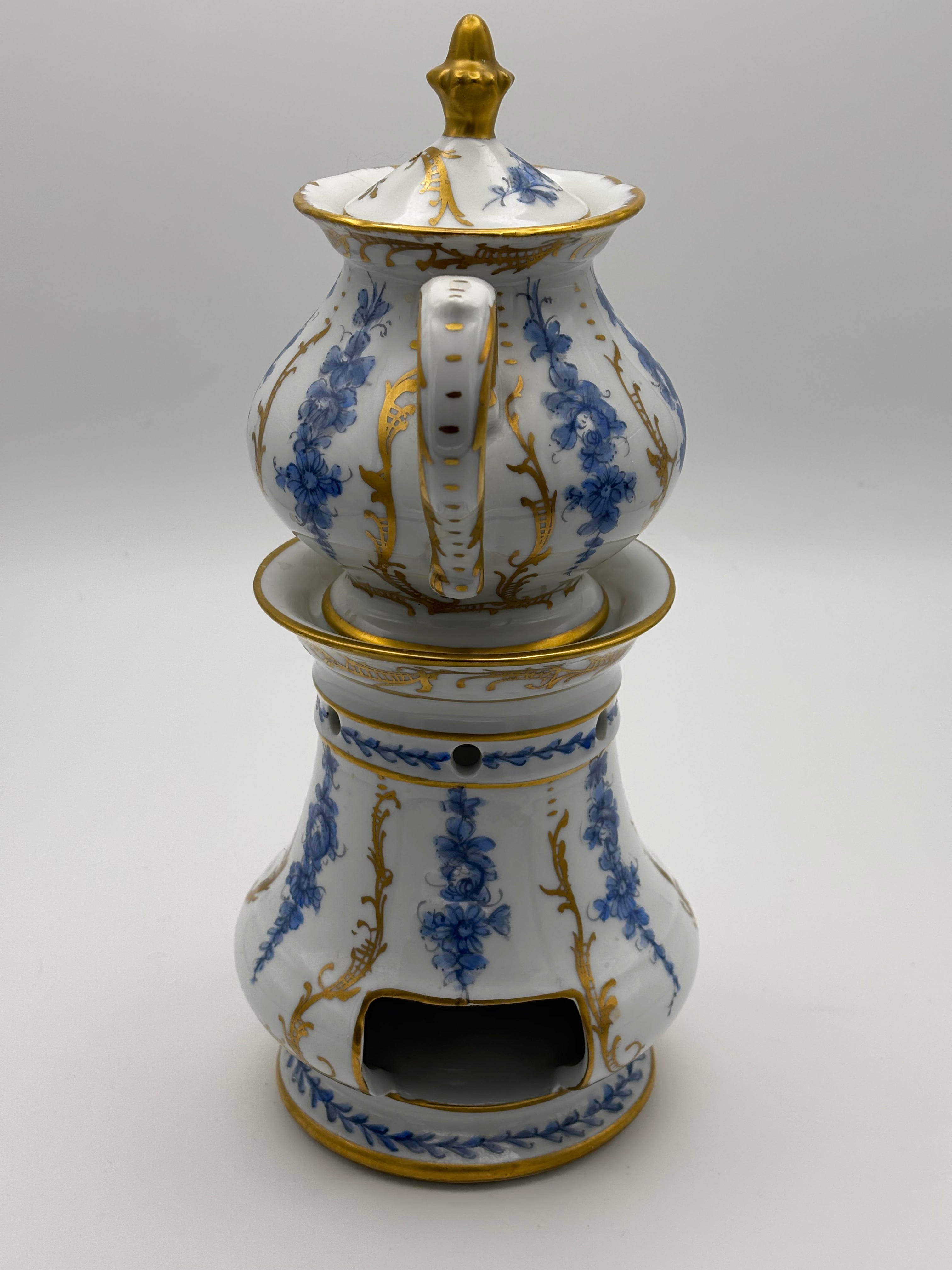 Tisanière sur réchaud (ou chauffe théière)en porcelaine à décore floral bleu et rehauts or