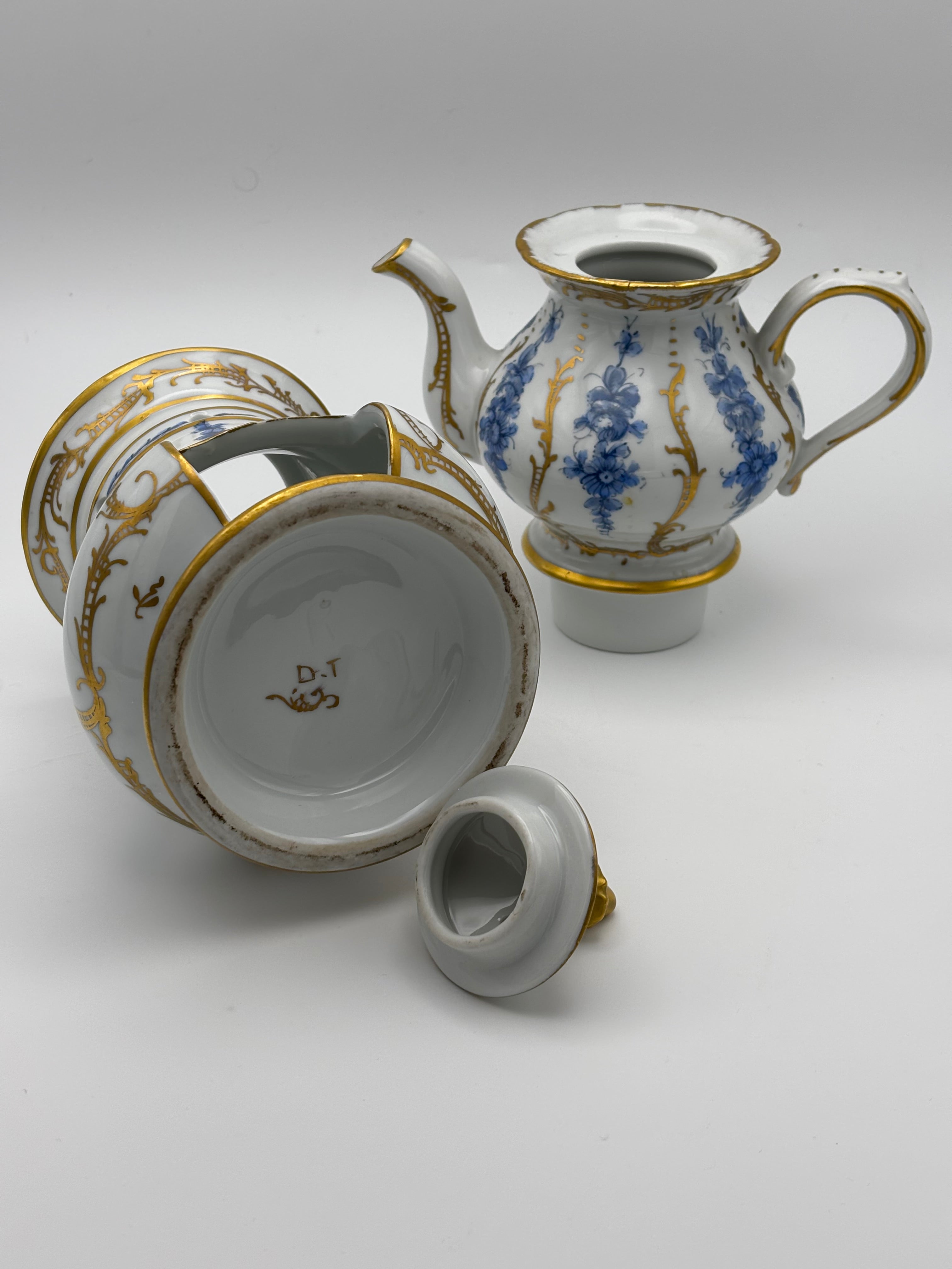 Tisanière sur réchaud (ou chauffe théière)en porcelaine à décore floral bleu et rehauts or