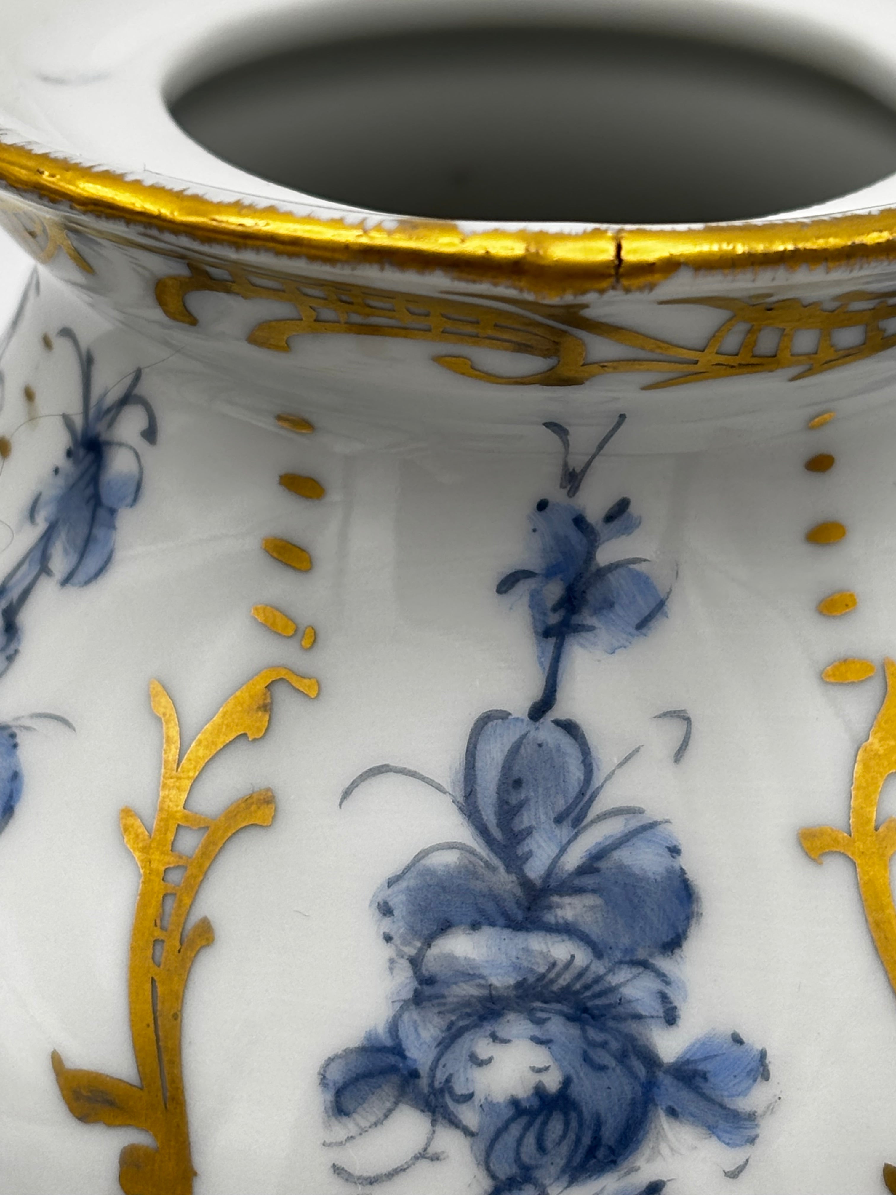 Tisanière sur réchaud (ou chauffe théière)en porcelaine à décore floral bleu et rehauts or