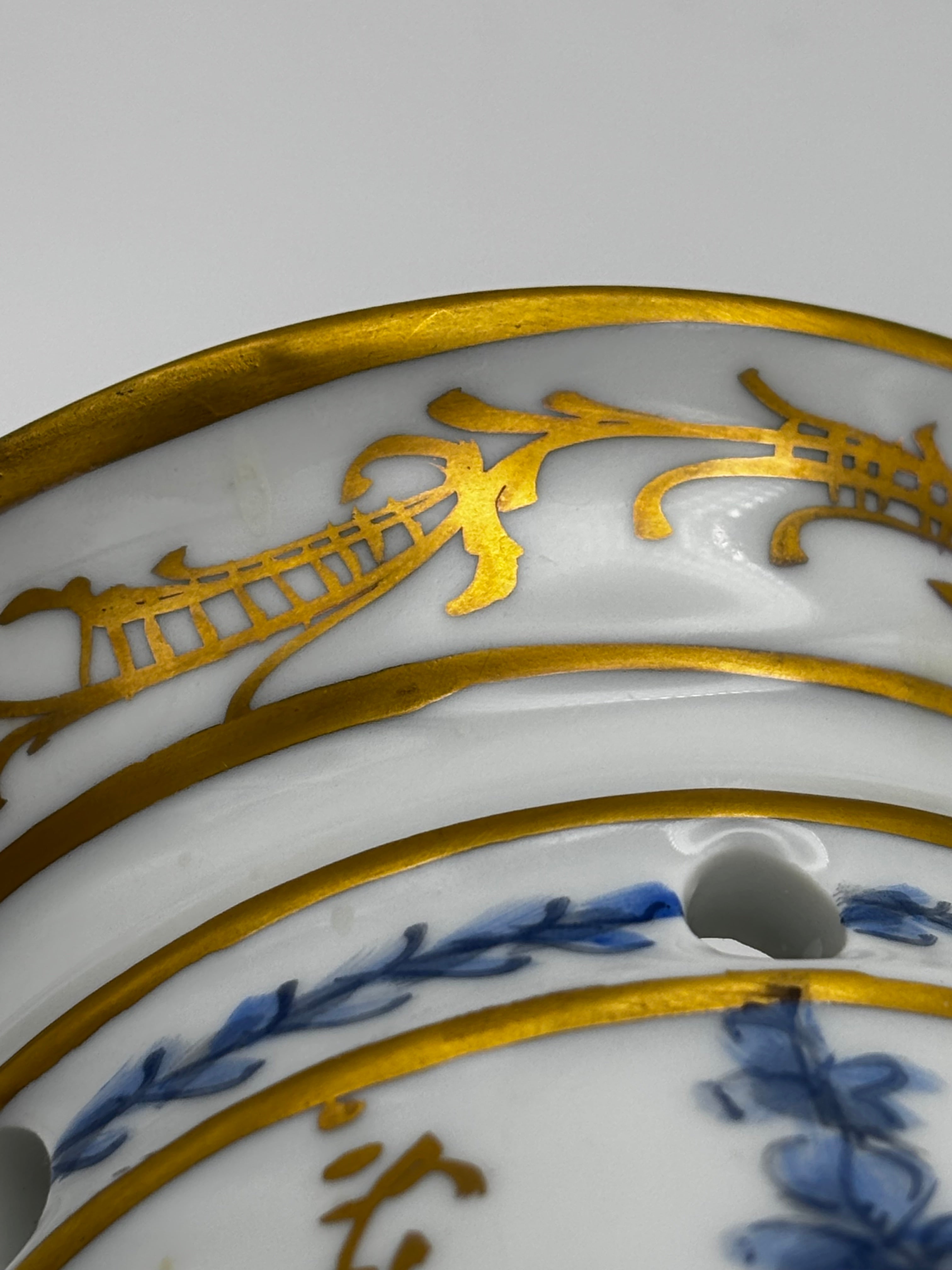 Tisanière sur réchaud (ou chauffe théière)en porcelaine à décore floral bleu et rehauts or