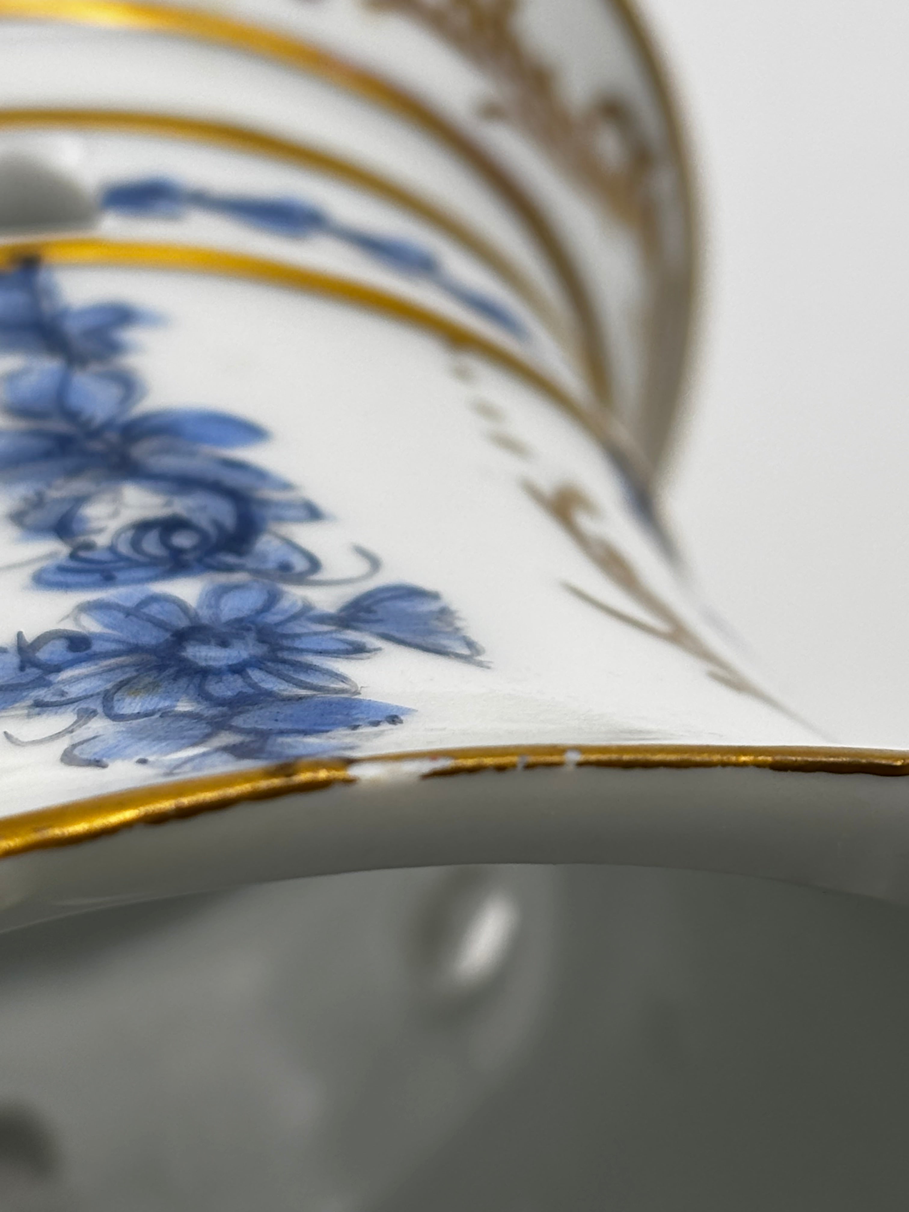 Tisanière sur réchaud (ou chauffe théière)en porcelaine à décore floral bleu et rehauts or