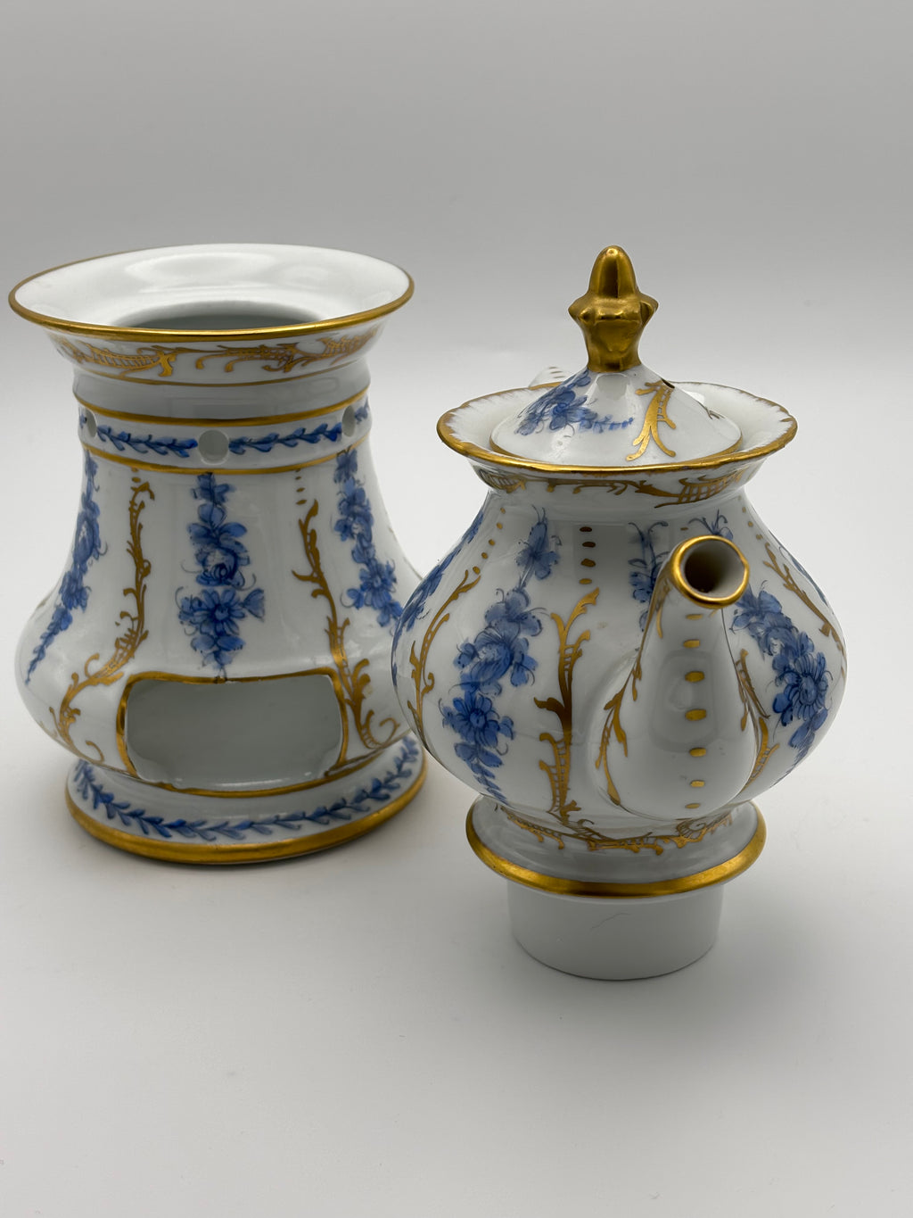 Tisanière sur réchaud (ou chauffe théière)en porcelaine à décore floral bleu et rehauts or
