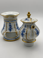 Tisanière sur réchaud (ou chauffe théière)en porcelaine à décore floral bleu et rehauts or
