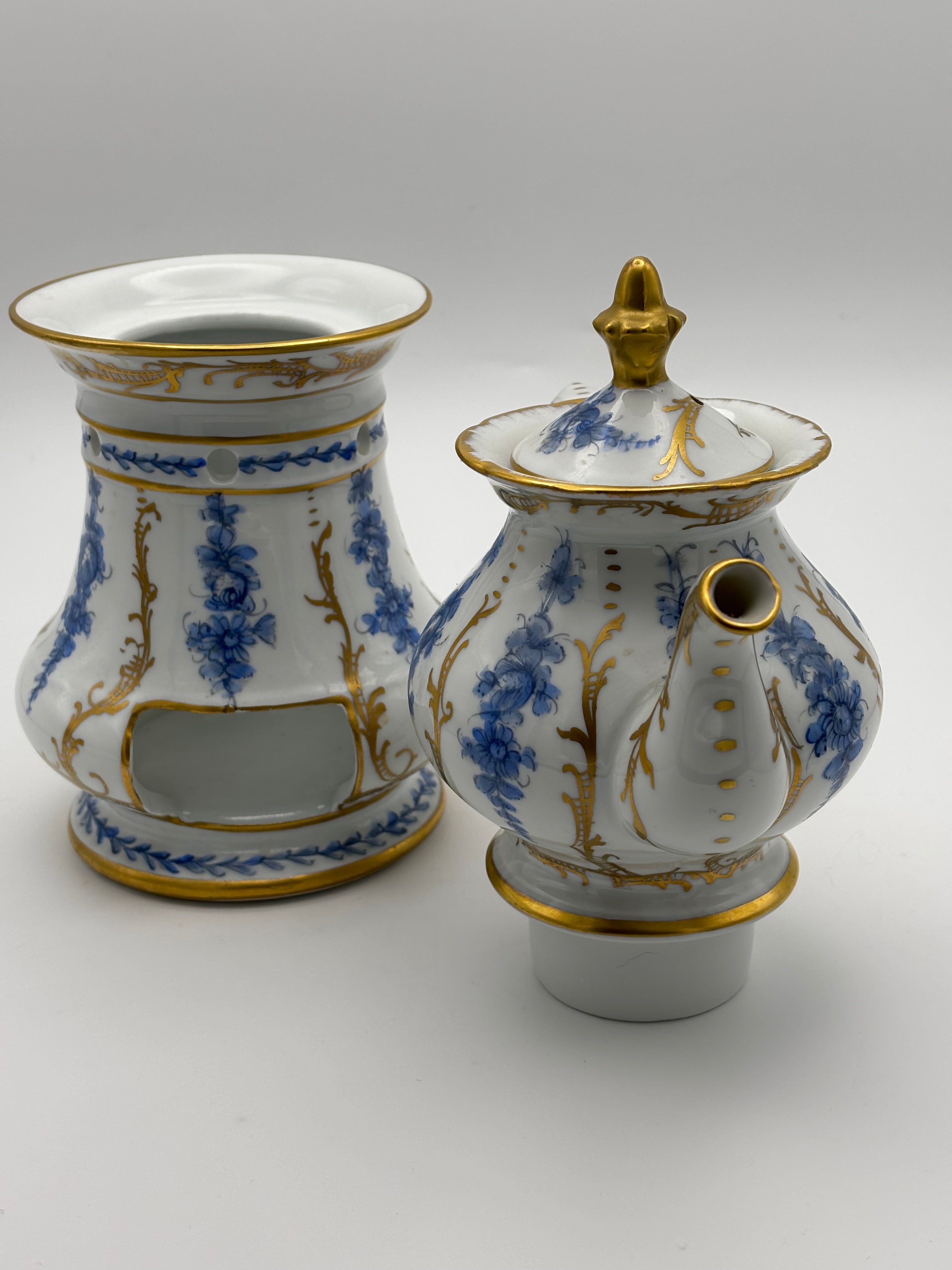 Tisanière sur réchaud (ou chauffe théière)en porcelaine à décore floral bleu et rehauts or