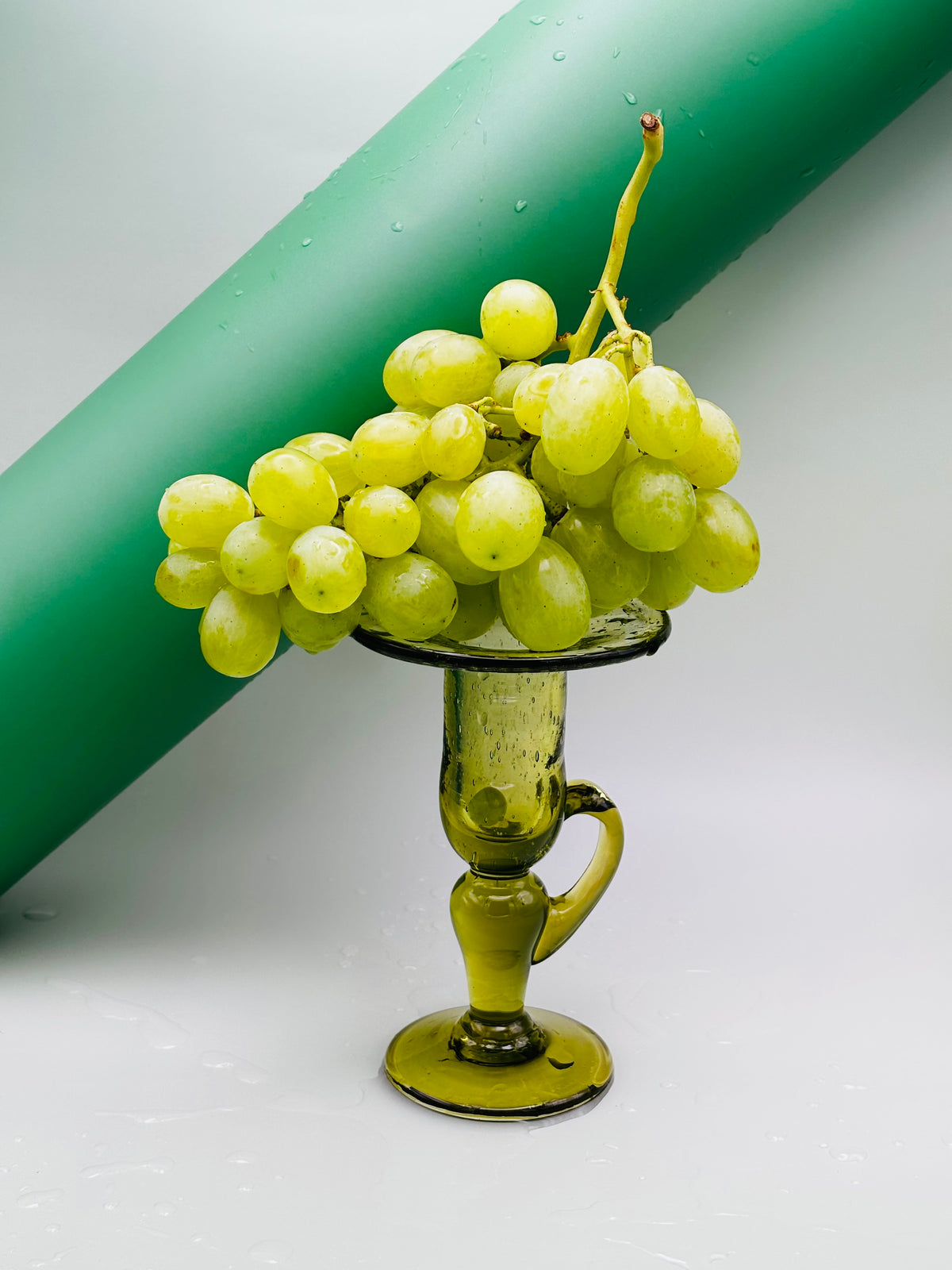 Bougeoir en verre soufflé bullé vert olive signé Biot