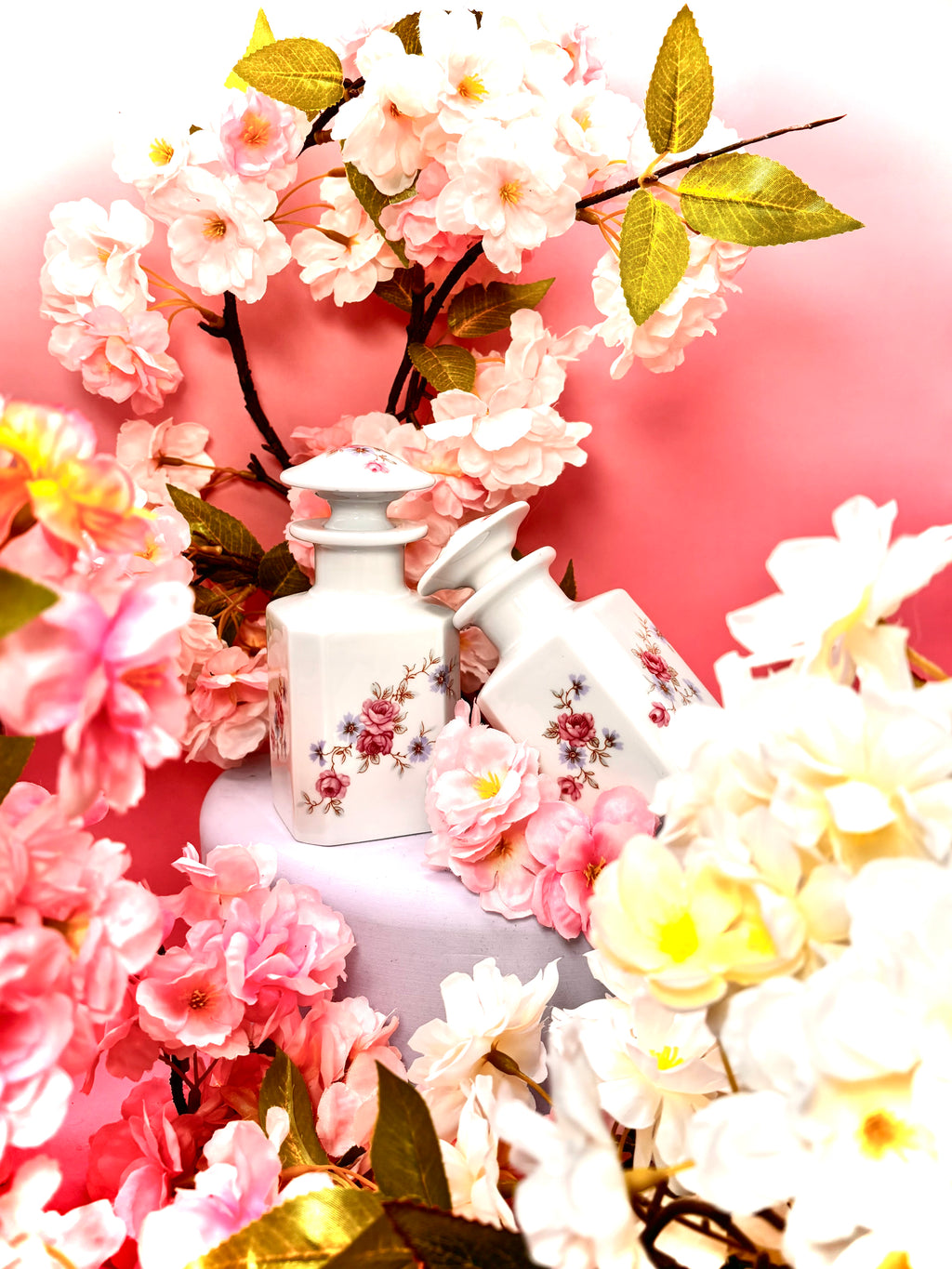 Paire de flacons  de parfum en porcelaine de Limoges Castel