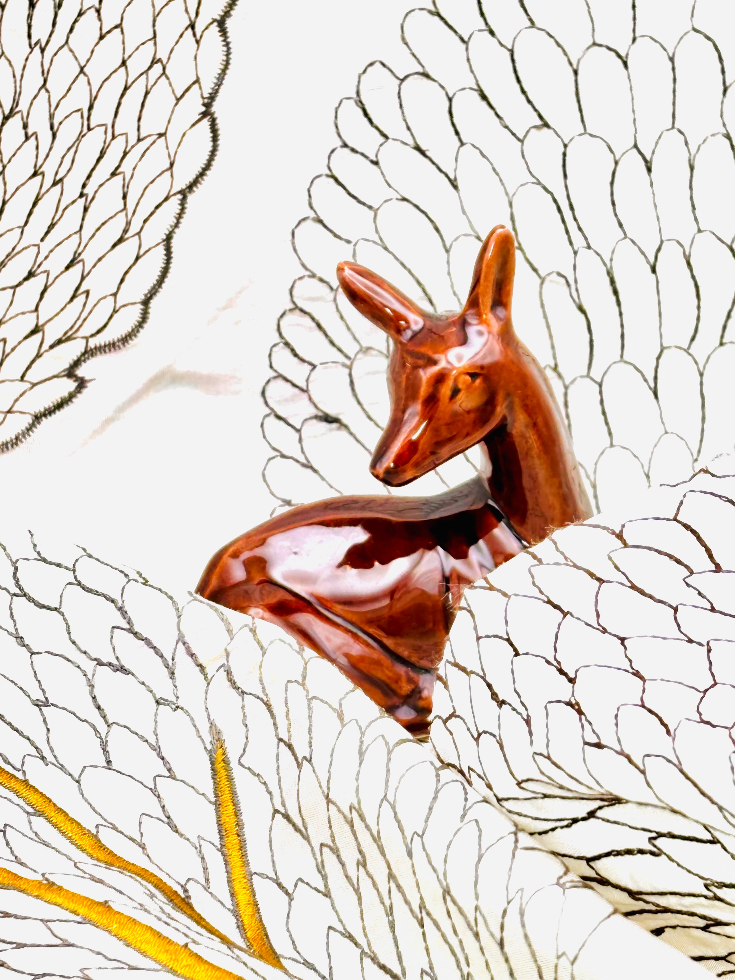 Biche en céramique émaillée brun acajou