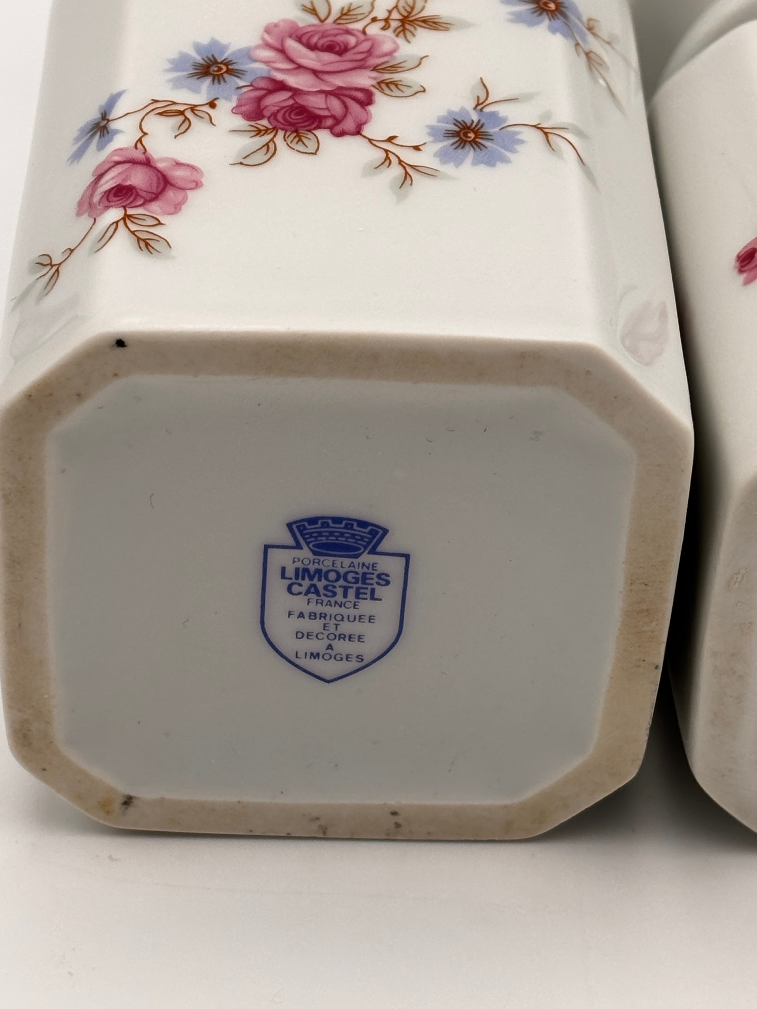 Paire de flacons  de parfum en porcelaine de Limoges Castel