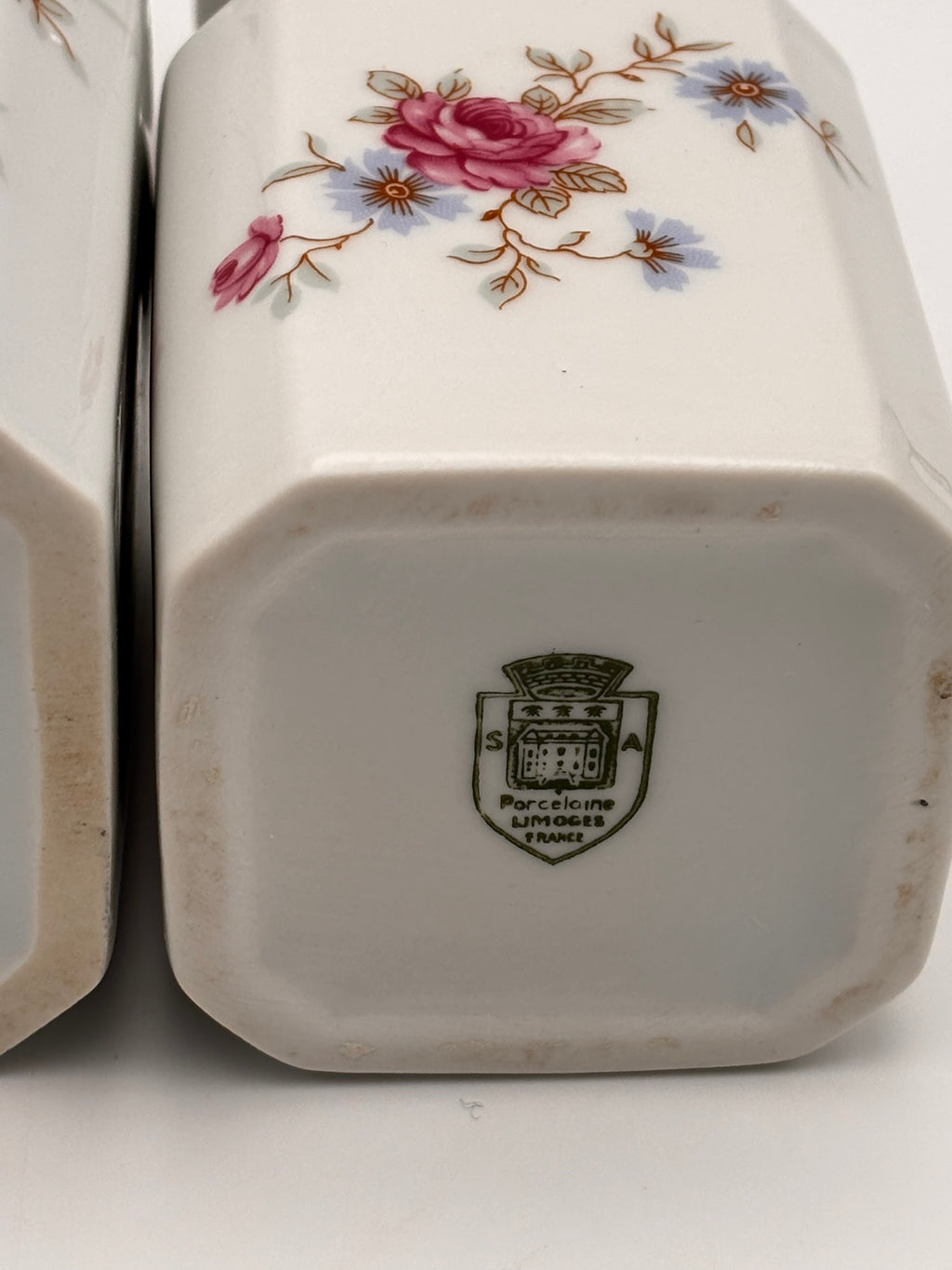 Paire de flacons  de parfum en porcelaine de Limoges Castel