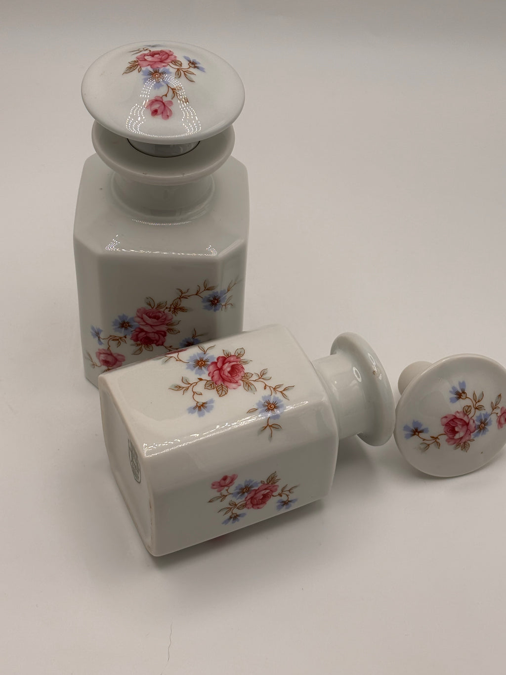 Paire de flacons  de parfum en porcelaine de Limoges Castel