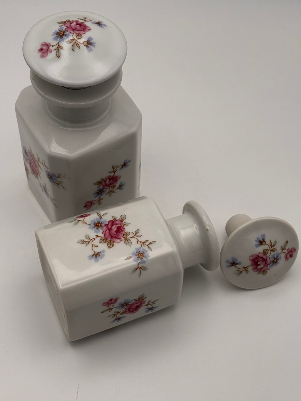 Paire de flacons  de parfum en porcelaine de Limoges Castel