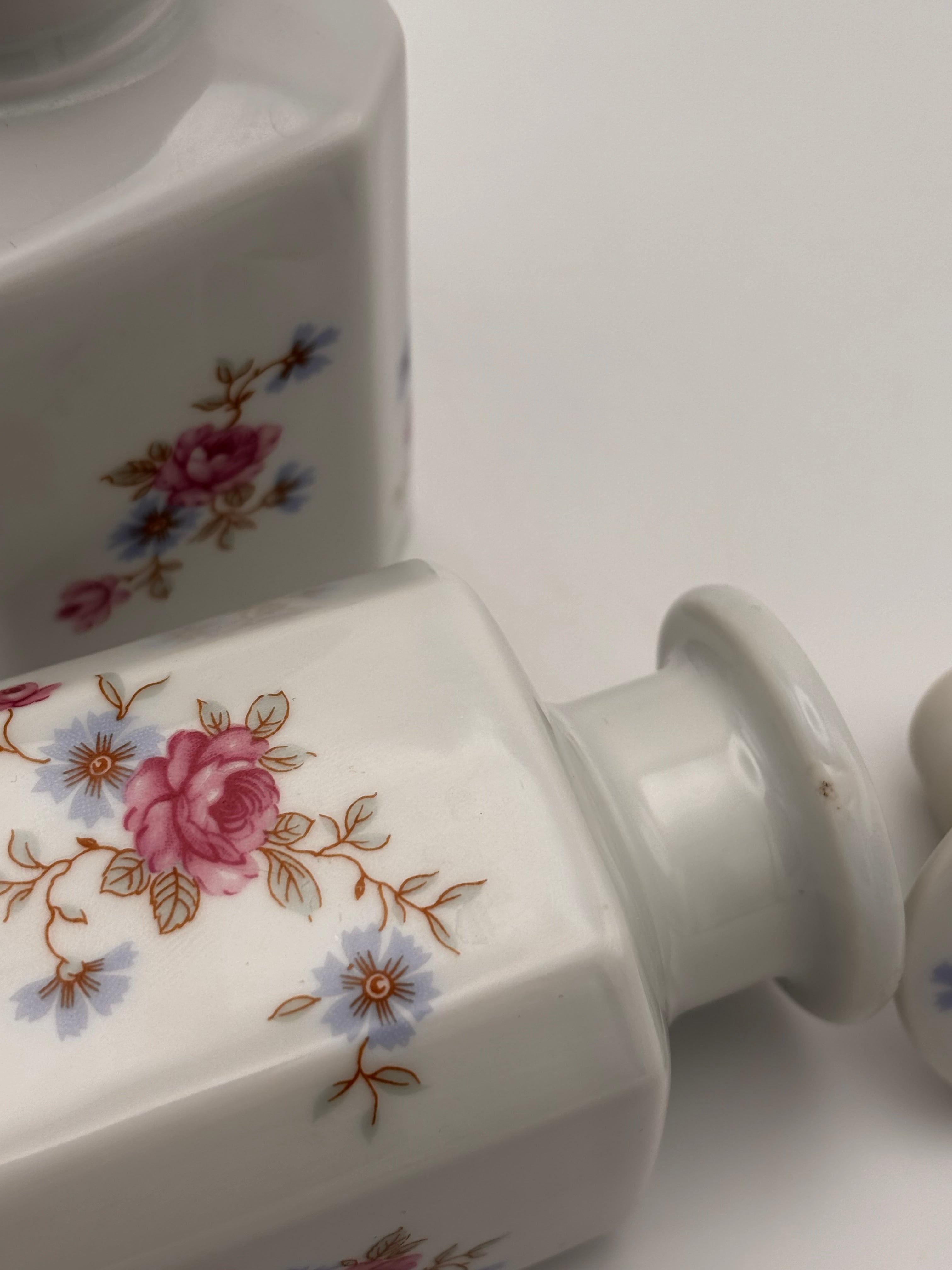 Paire de flacons  de parfum en porcelaine de Limoges Castel