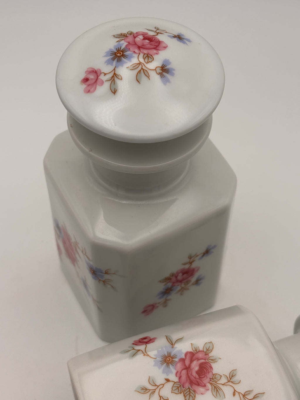 Paire de flacons  de parfum en porcelaine de Limoges Castel