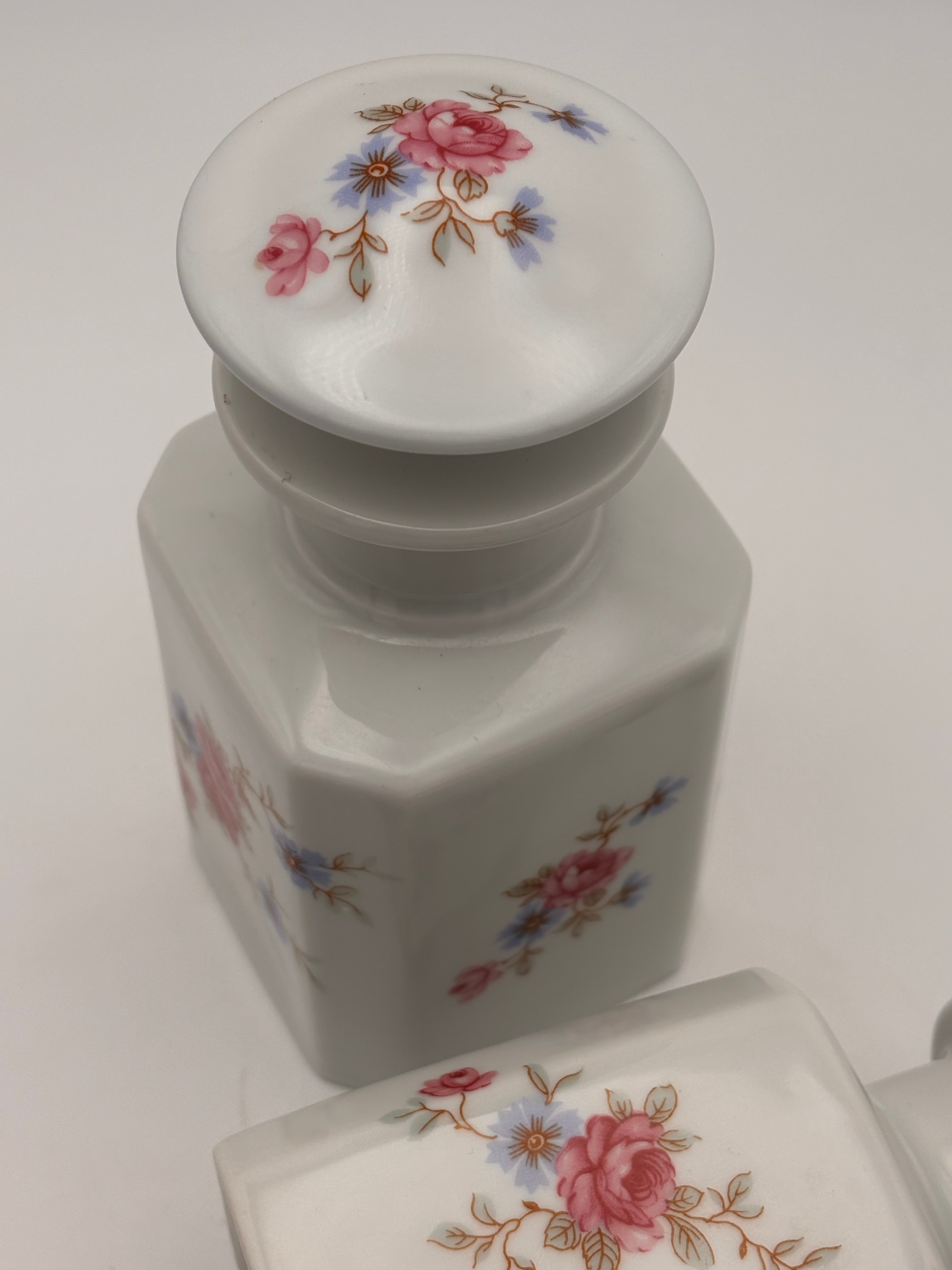 Paire de flacons  de parfum en porcelaine de Limoges Castel