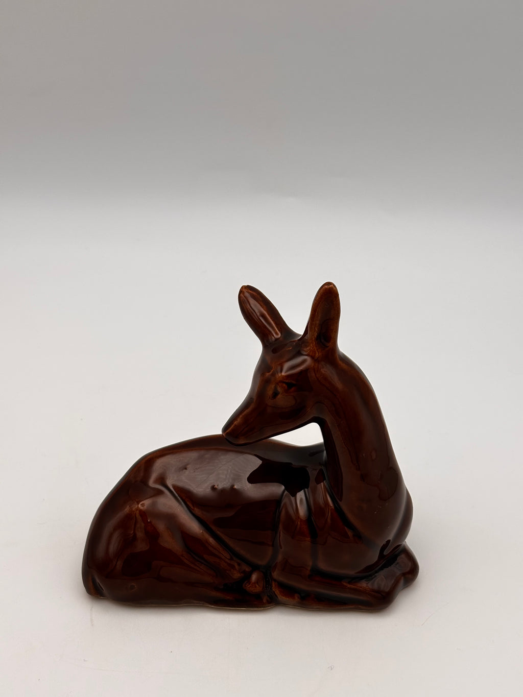 Biche en céramique émaillée brun acajou