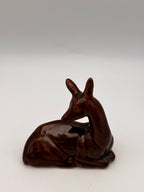 Biche en céramique émaillée brun acajou