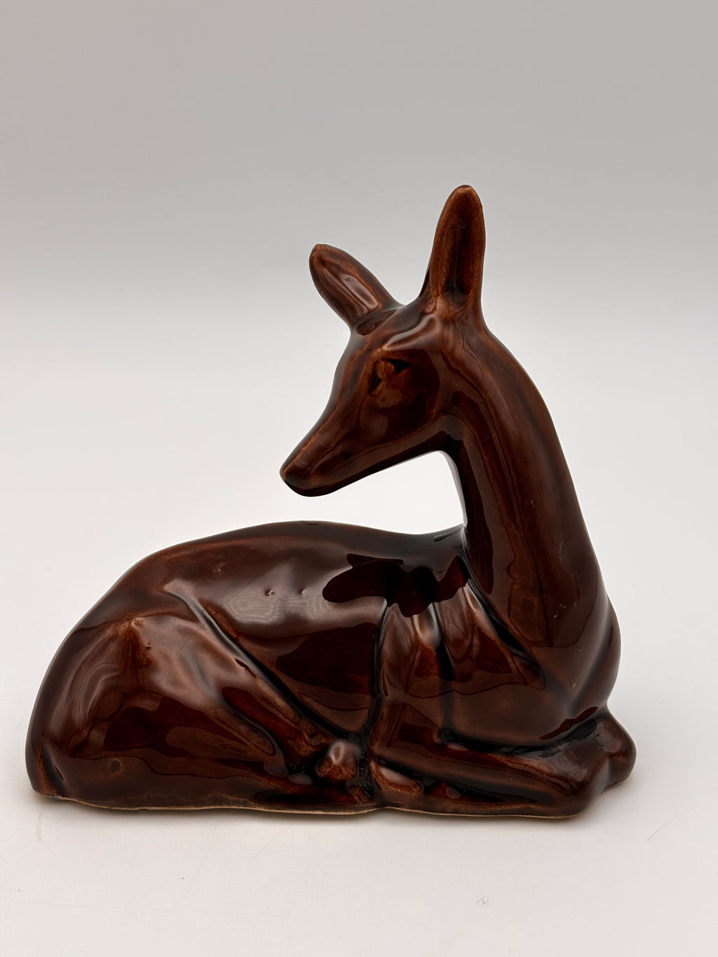 Biche en céramique émaillée brun acajou