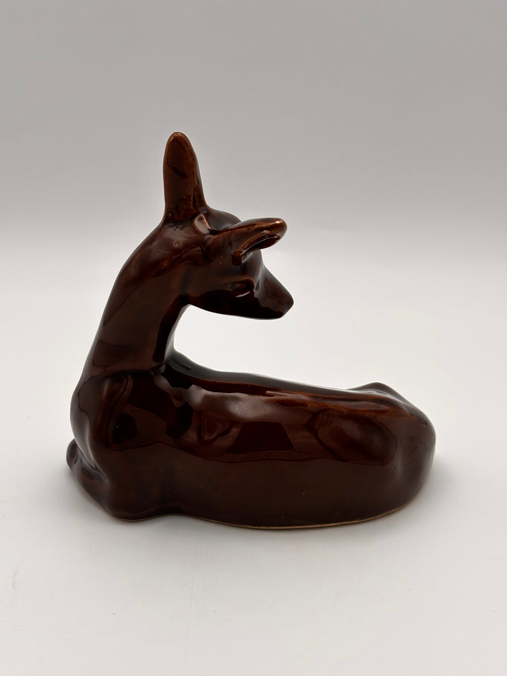Biche en céramique émaillée brun acajou