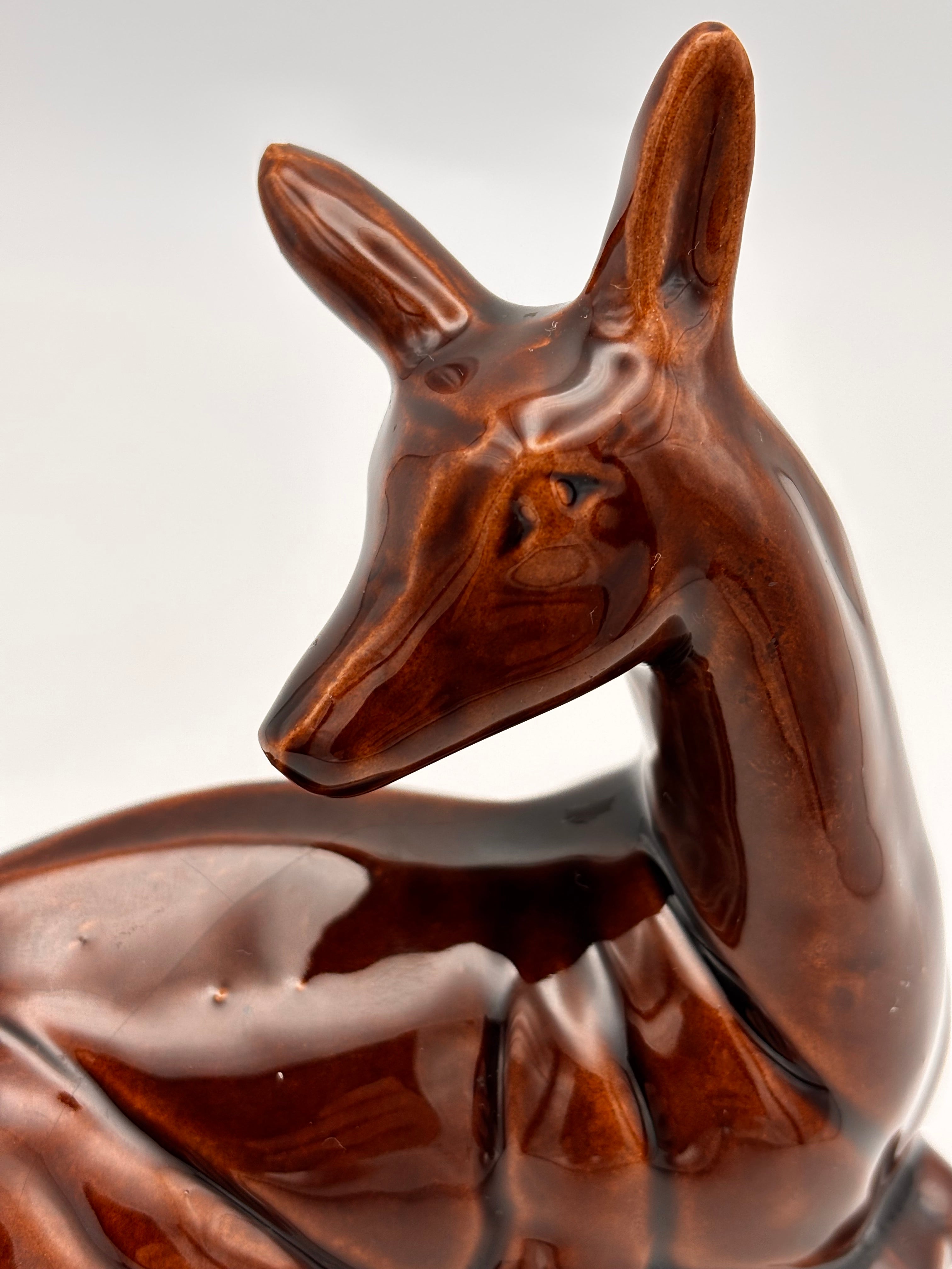 Biche en céramique émaillée brun acajou