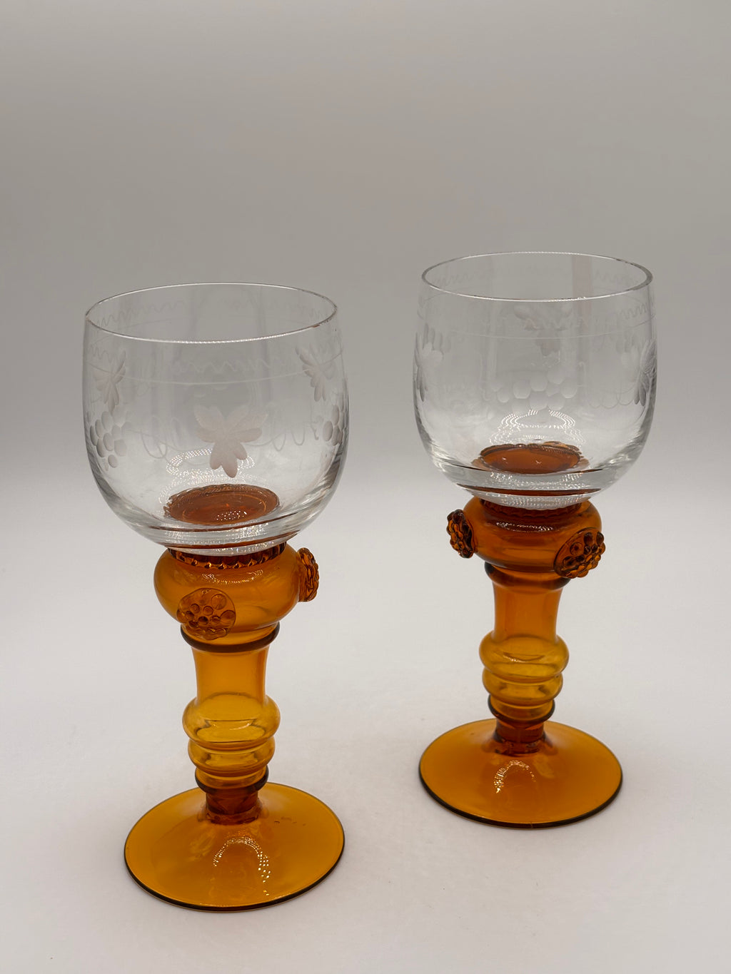 Paire de verres  Rômer en verre soufflé et gravé