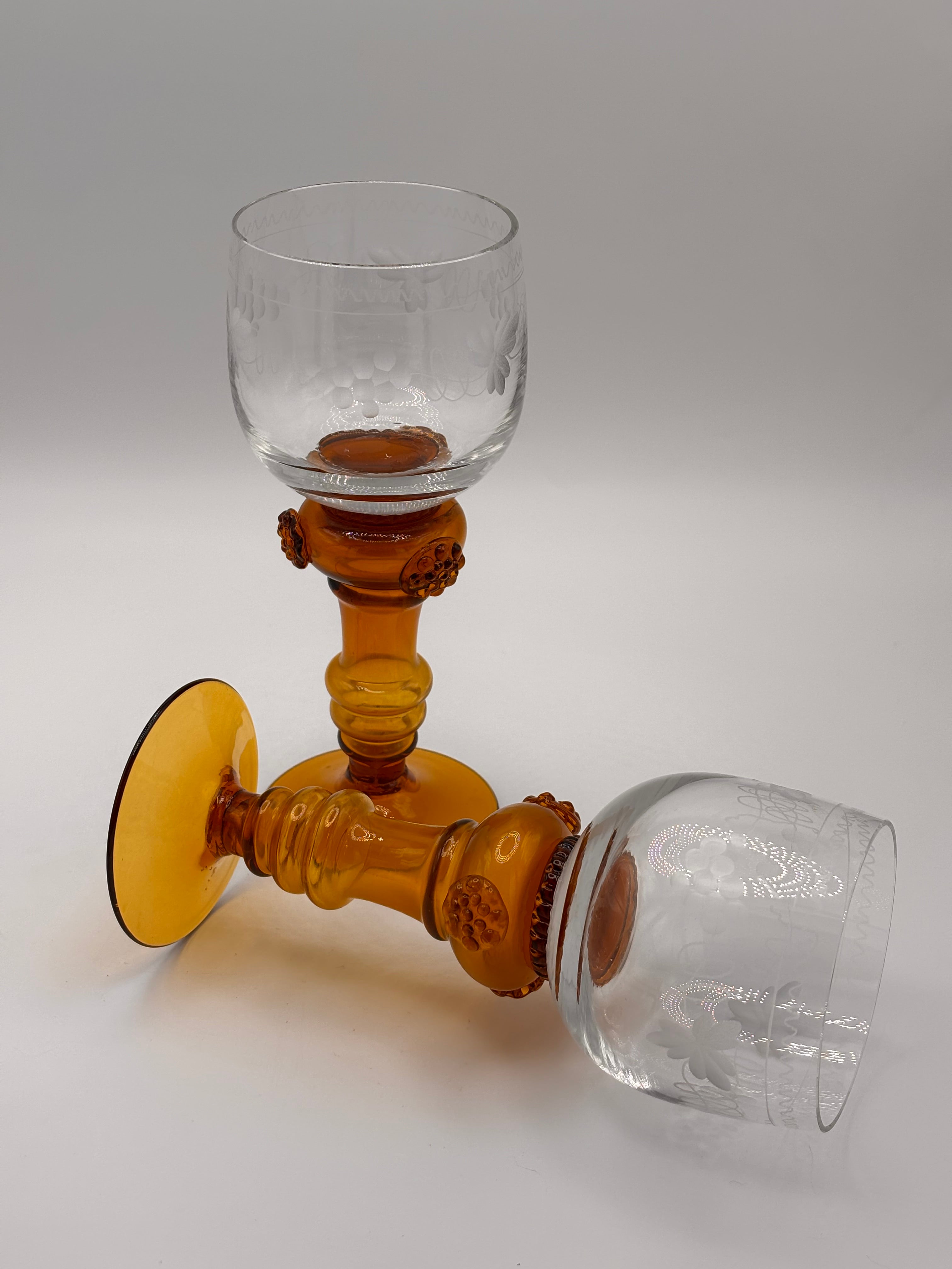 Paire de verres  Rômer en verre soufflé et gravé