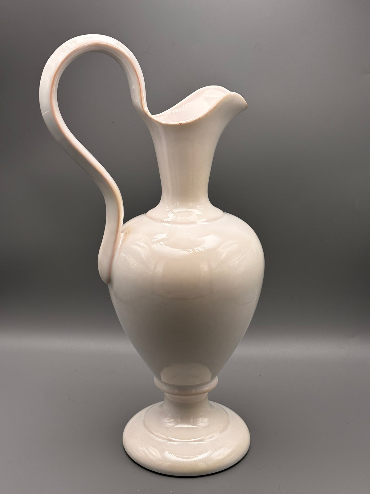 Aiguière en céramique blanche Lallier à Moustiers – vue 2