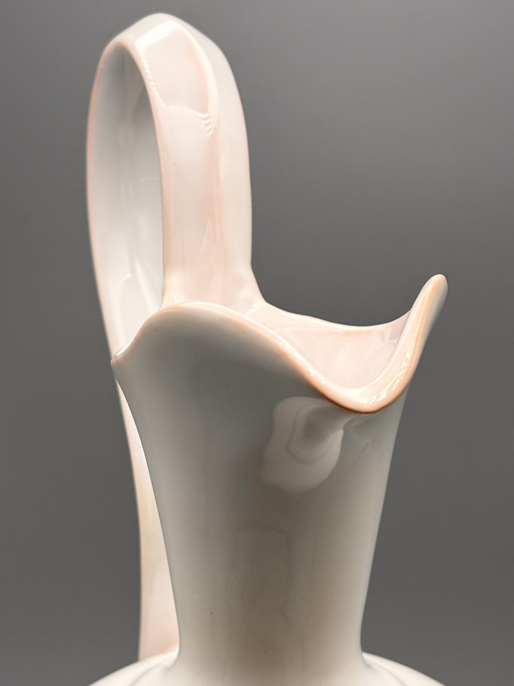 Aiguière en céramique blanche Lallier à Moustiers – vue 5