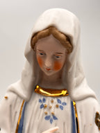 Statue Sainte Famille en porcelaine polychrome et dorée – vue 3