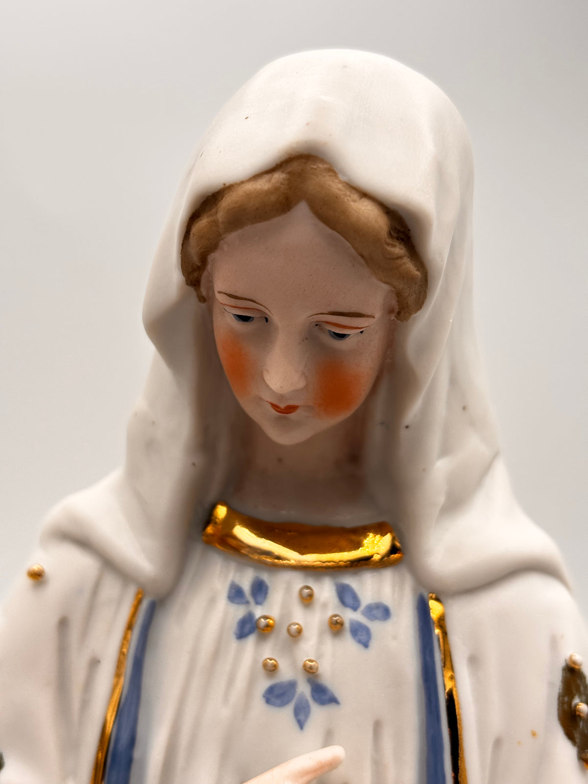 Statue Sainte Famille en porcelaine polychrome et dorée – vue 3
