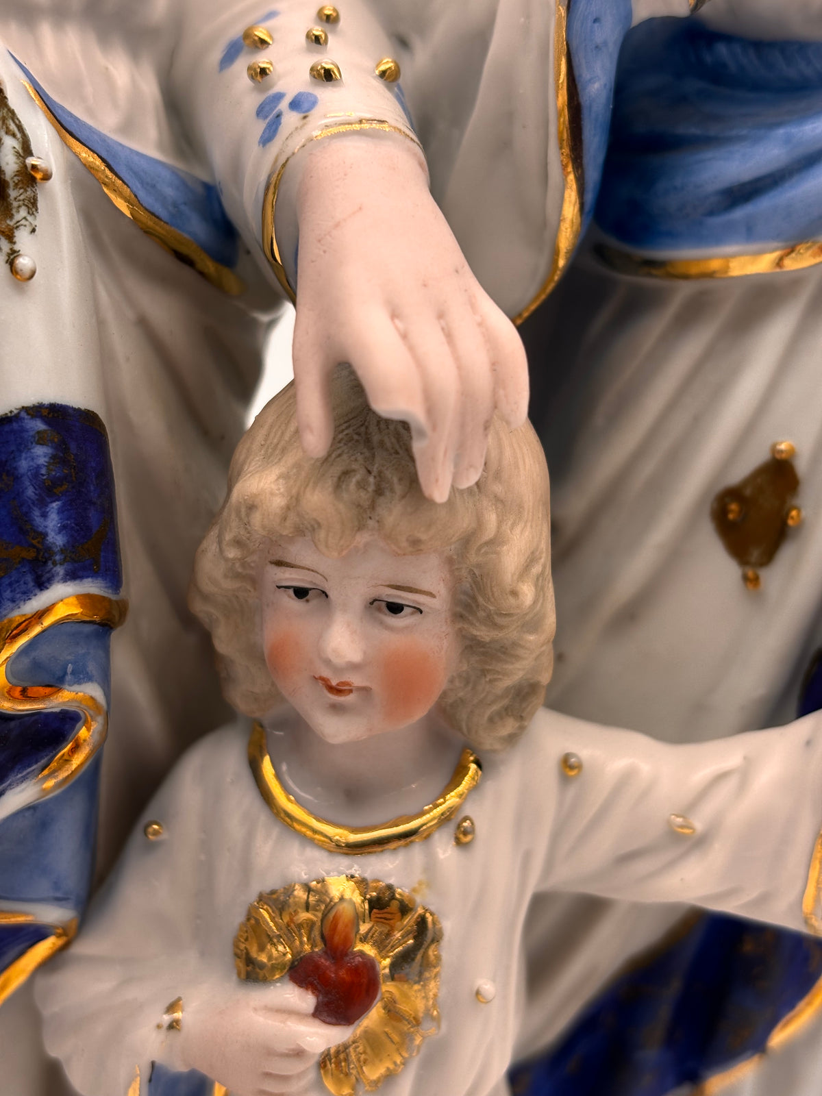 Statue Sainte Famille en porcelaine polychrome et dorée – vue 4