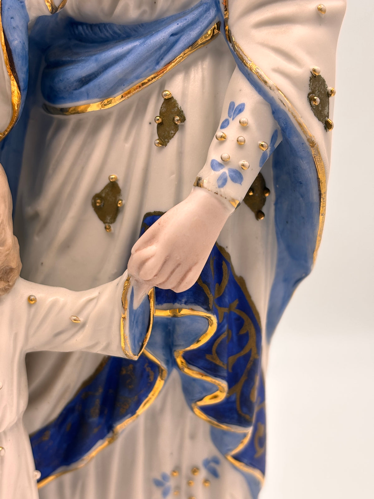 Statue Sainte Famille en porcelaine polychrome et dorée – vue 5