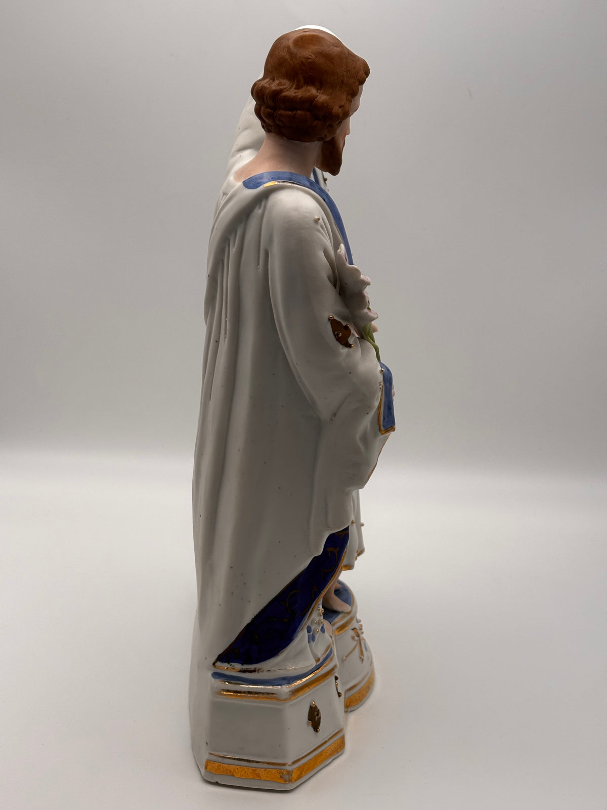 Statue Sainte Famille en porcelaine polychrome et dorée – vue 7