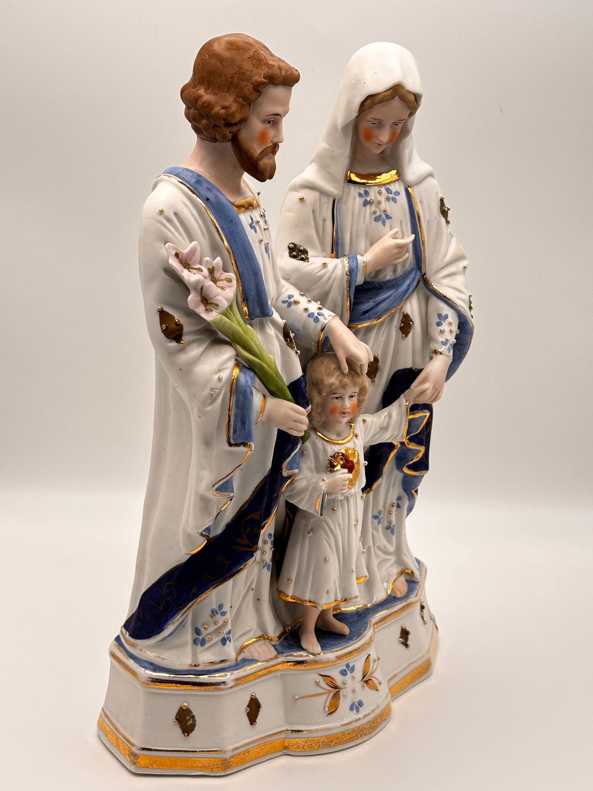 Statue Sainte Famille en porcelaine polychrome et dorée – vue 8