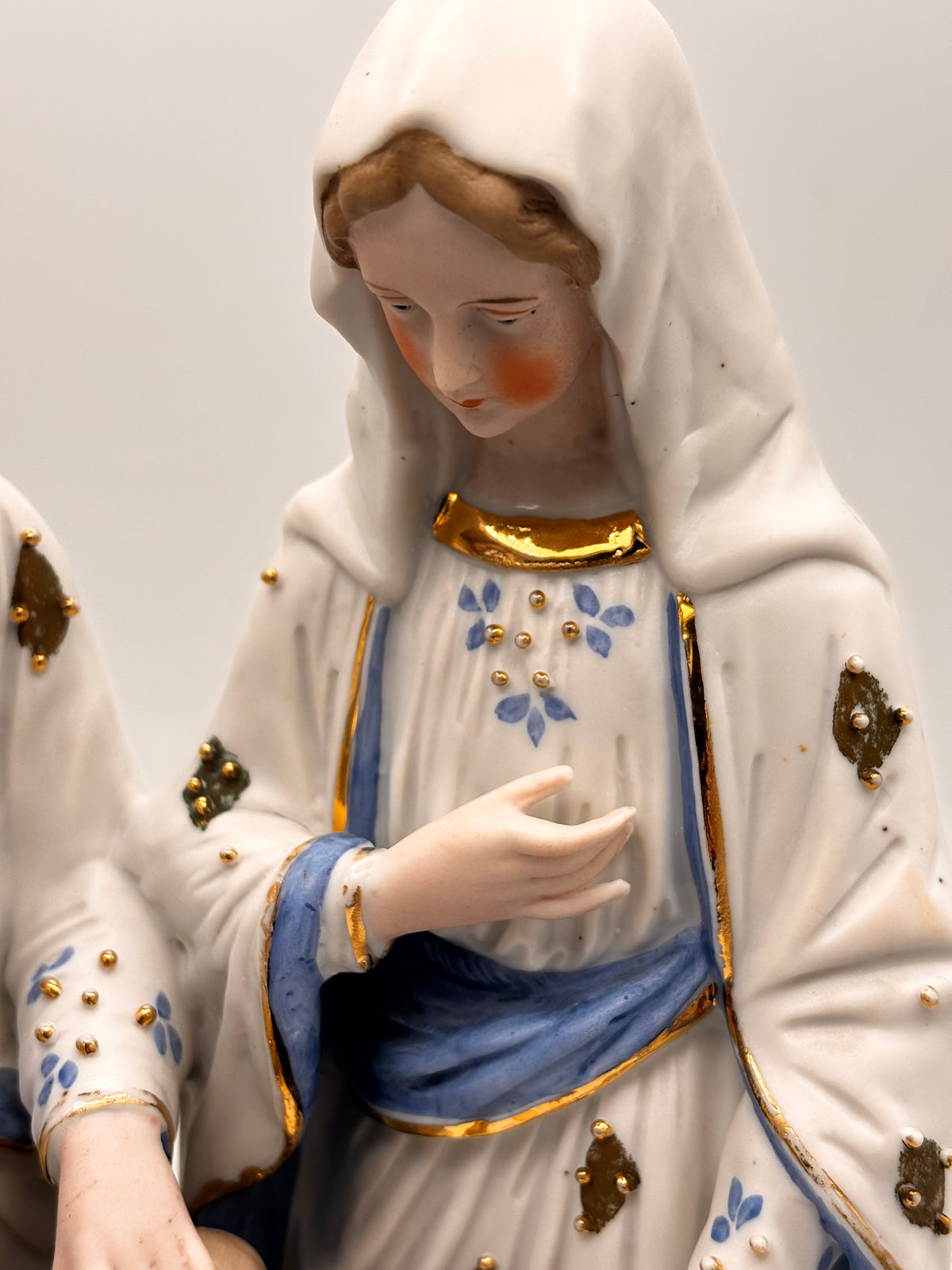 Statue Sainte Famille en porcelaine polychrome et dorée – vue 9