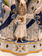 Statue Sainte Famille en porcelaine polychrome et dorée – vue 10