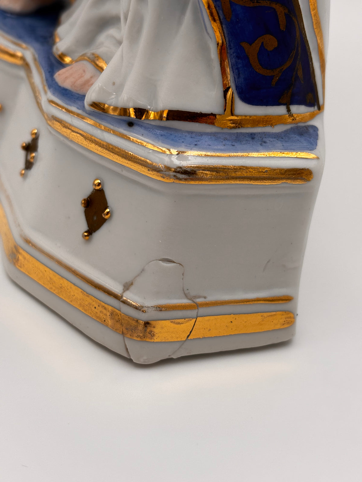Statue  Sainte Famille au Lys et au Sacré-Coeur  en porcelaine polychrome et doré