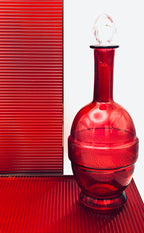 Carafe ancienne en verre rouge gravé