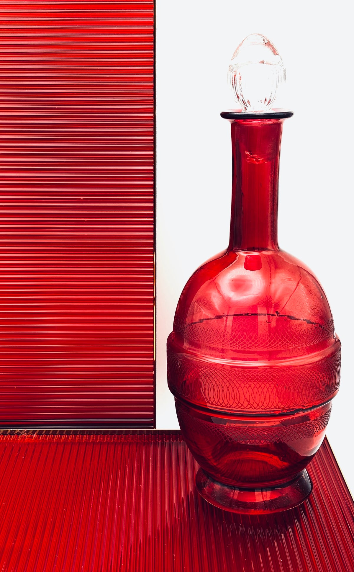Carafe ancienne en verre rouge gravé