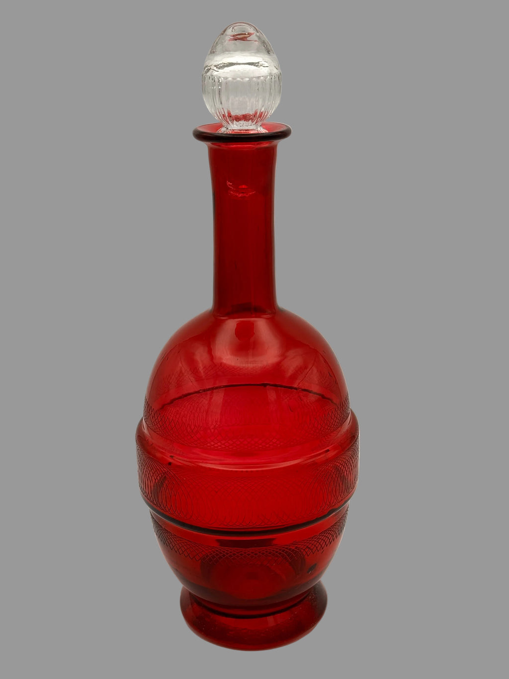 Carafe ancienne en verre rouge gravé – vue 2