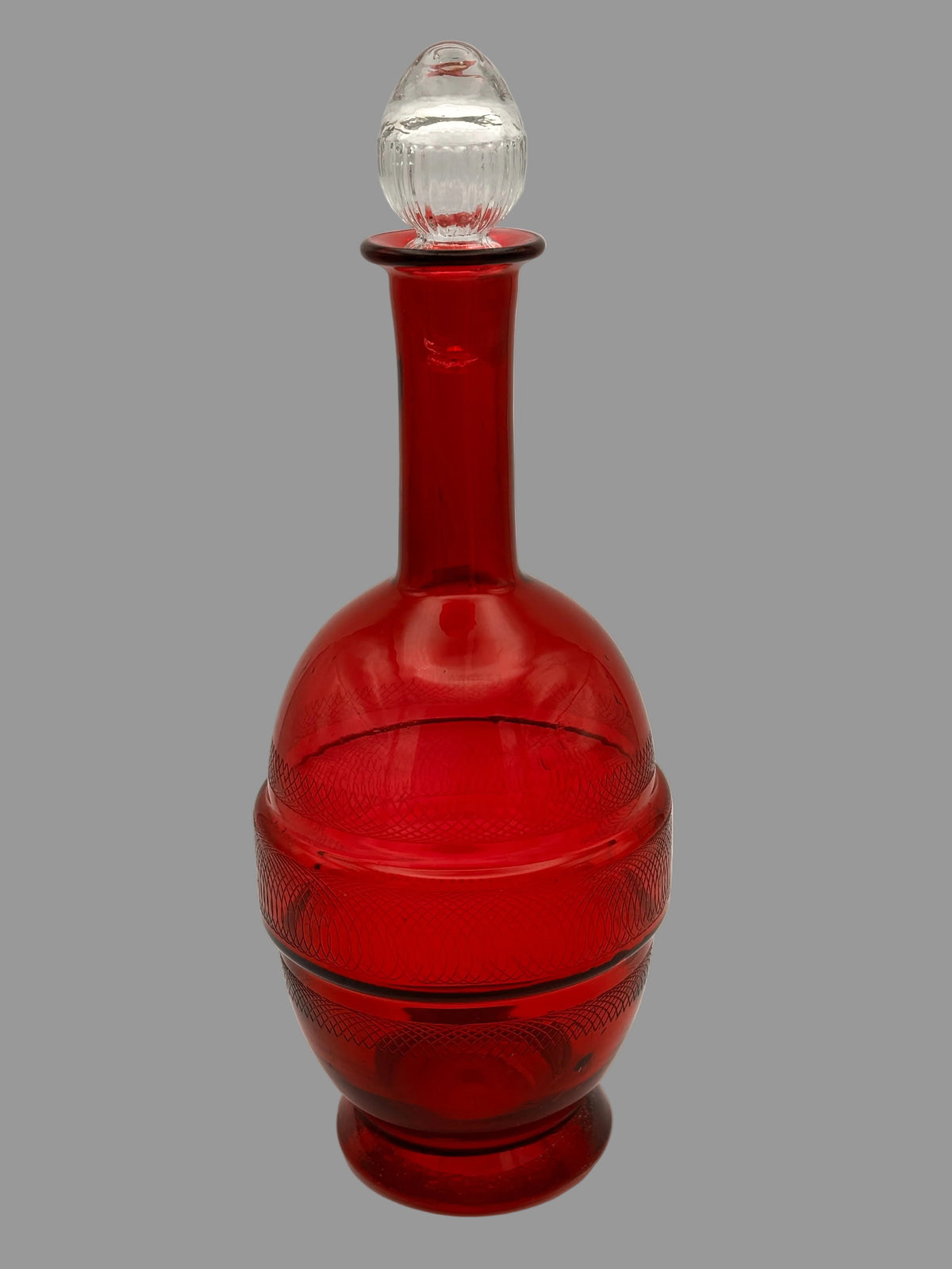 Carafe ancienne en verre rouge gravé – vue 2