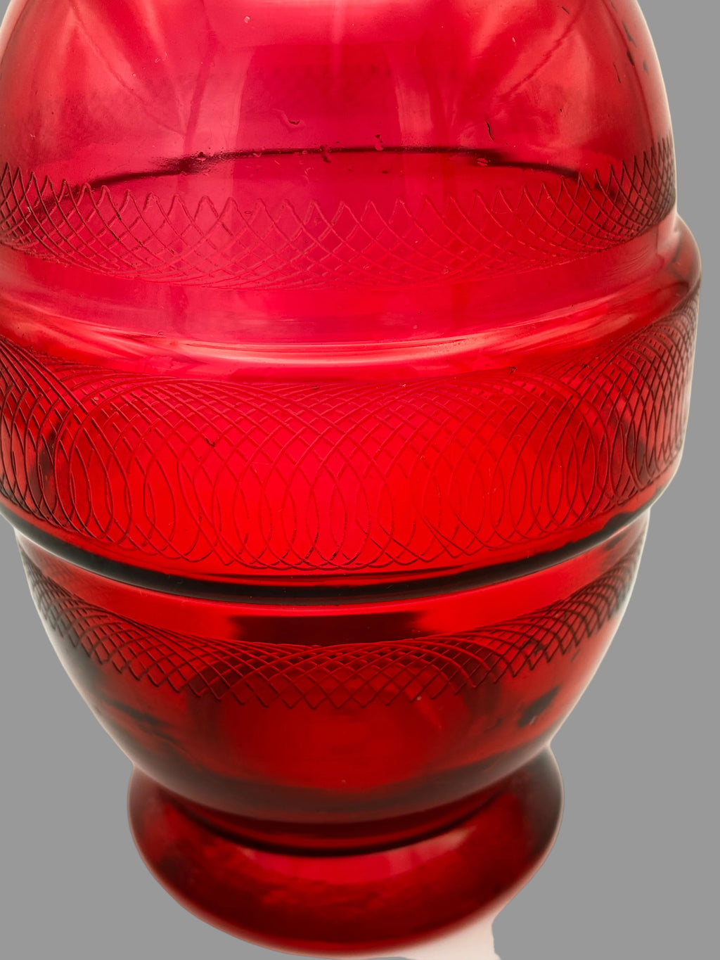 Carafe ancienne en verre rouge gravé – vue 3