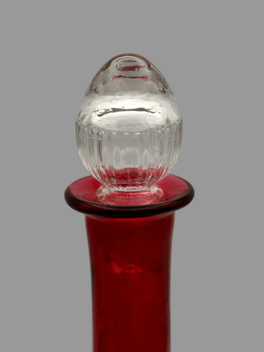 Carafe ancienne en verre rouge gravé – vue 4