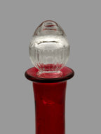 Carafe ancienne en verre rouge gravé – vue 4